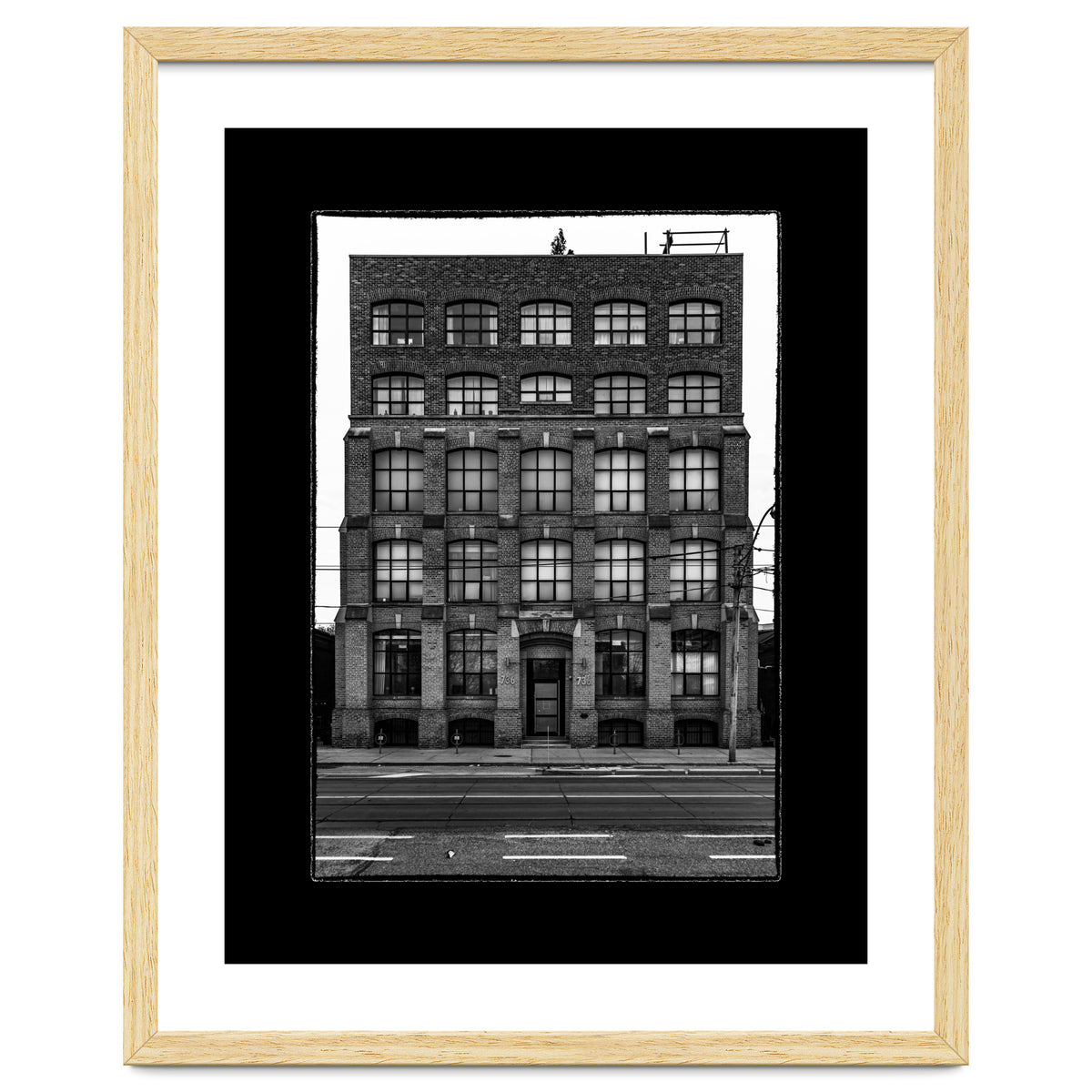 No 736 Dundas St E 1 with Border