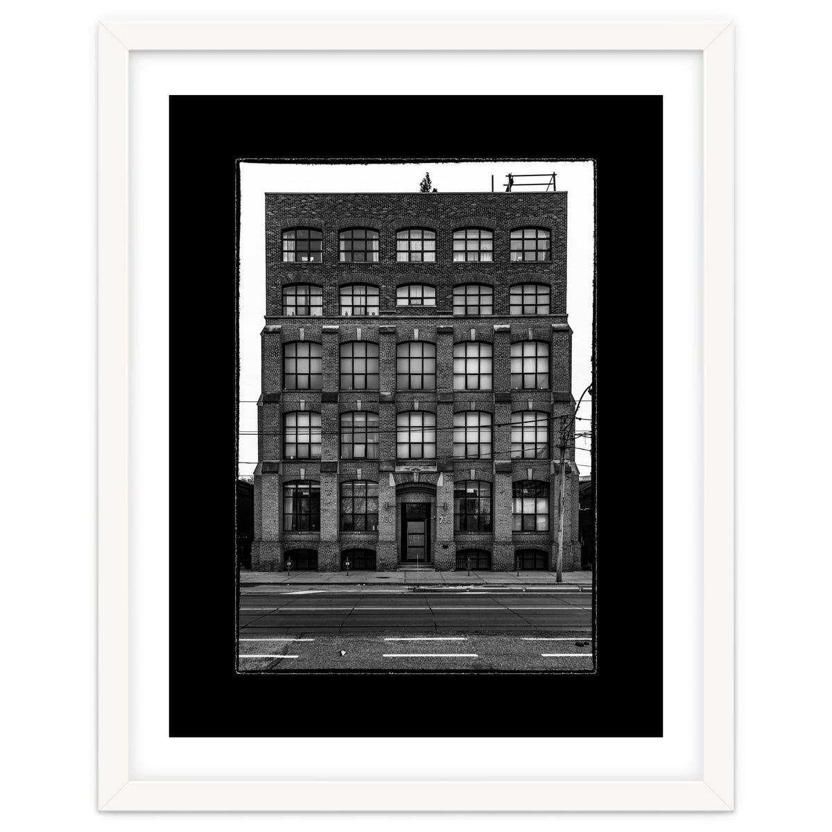 No 736 Dundas St E 1 with Border
