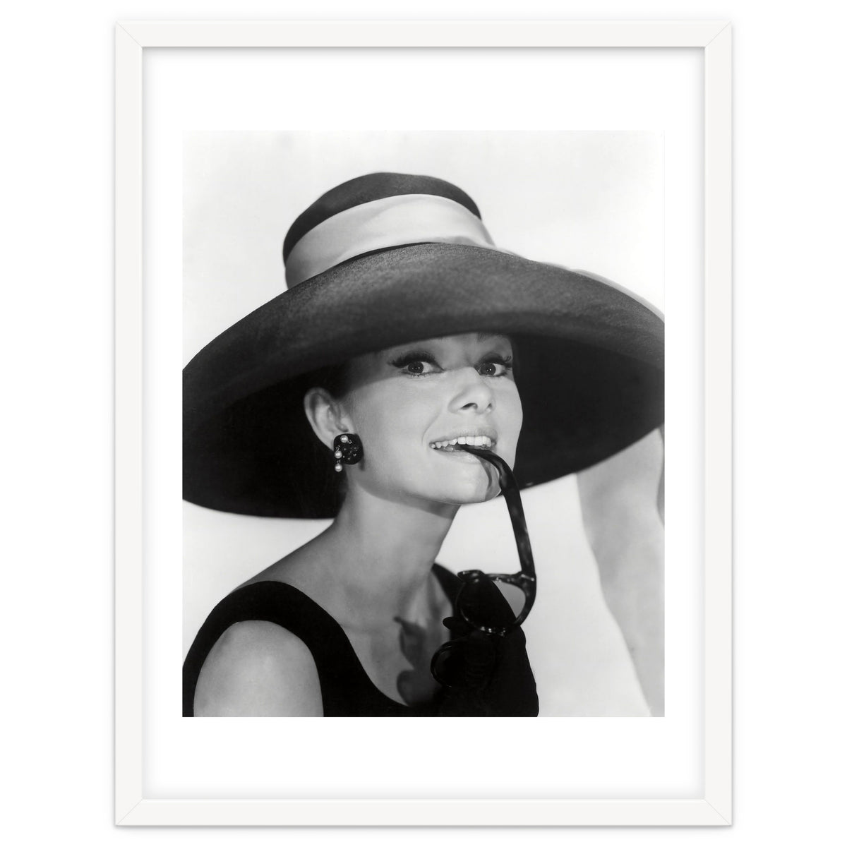 AUDREY HEPBURN in BREAKFAST AT TIFFANY'S (1961), directed by BLAKE EDWARDS.