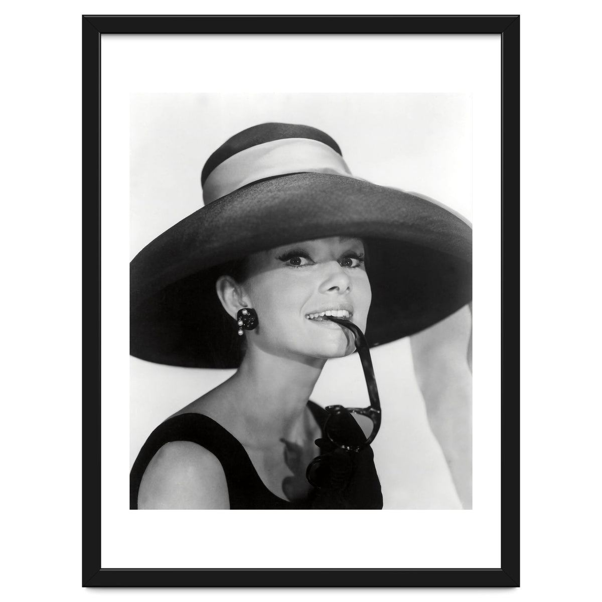 AUDREY HEPBURN in BREAKFAST AT TIFFANY'S (1961), directed by BLAKE EDWARDS.